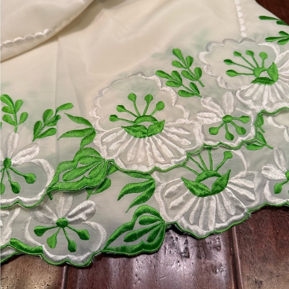 Vintage Green/White Floral Embroidered Tablecloth and 8 Napkins Set - Picture 2 of 4